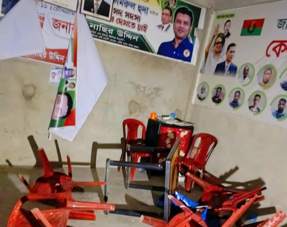 কুমিল্লার চৌদ্দগ্রাম উপজেলার শুভপুর ইউনিয়নের ধনিজকরা এলাকায় বিএনপির স্থানীয় কার্যালয় ভাঙচুর করা হয়। সোমবার সকালে তোলা ছবি