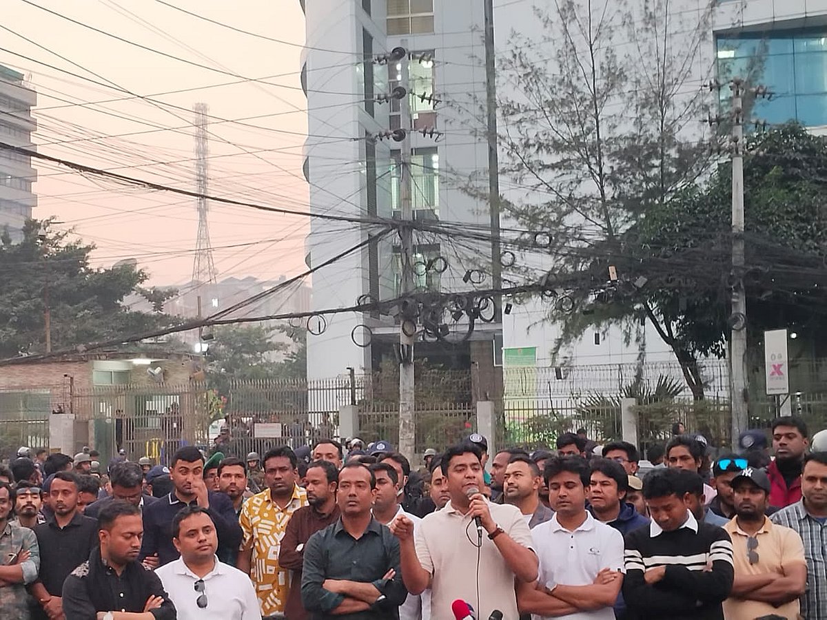 দিনভর নির্বাচন ভবন ঘেরাও করে রাখার পর আজ সোমবার সন্ধ্যায় ছাত্রদল সভাপতি রাকিবুল ইসলাম কর্মসূচি স্থগিতের ঘোষণা দেয়। আগারগাঁও, ঢাকা