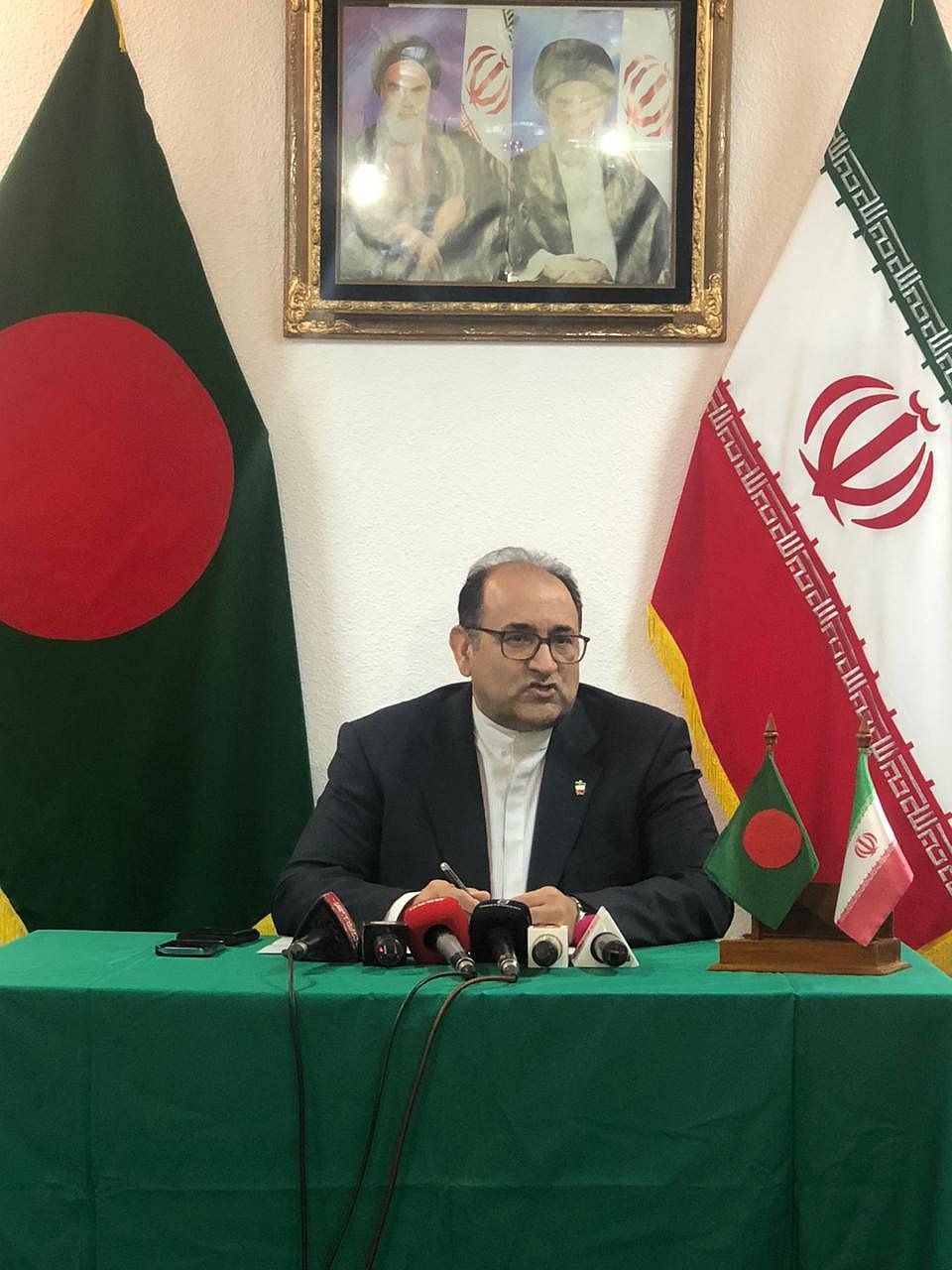 ঢাকায় নিযুক্ত ইরানি রাষ্ট্রদূত জলিল রহিমি জাহনাবাদি। আজ সোমবার ঢাকায় ইরান দূতাবাসে সাংবাদিকদের সঙ্গে মতবিনিময়ে