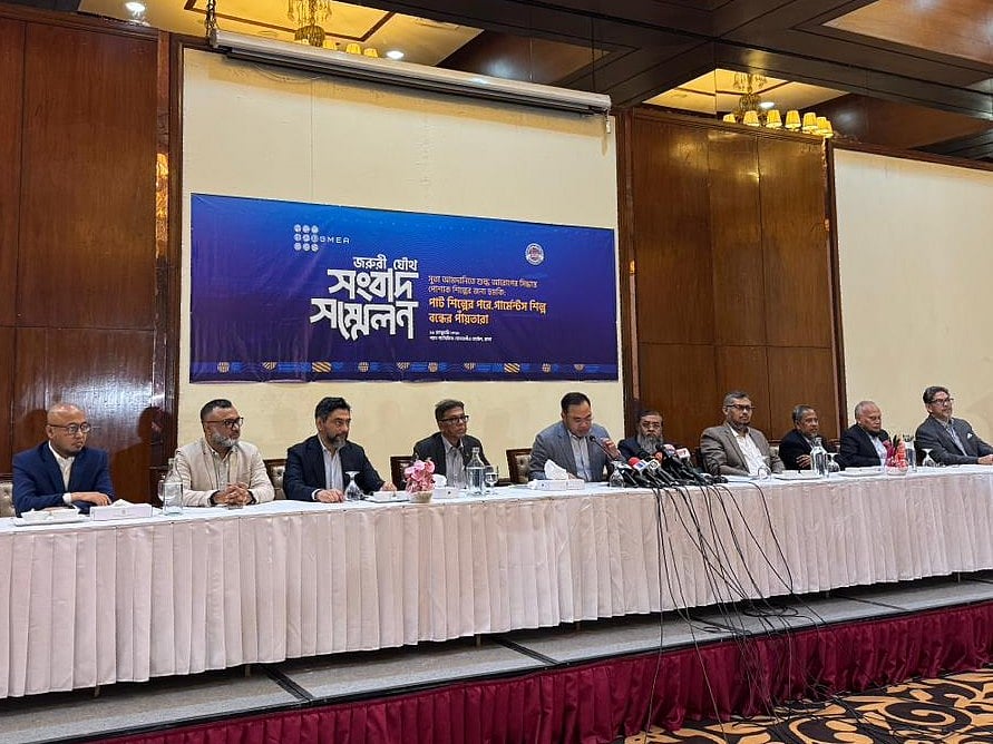 বিজিএমইএ ও বিকেএমইএর যৌথ সংবাদ সম্মেলনে উপস্থিত ব্যবসায়ী নেতারা