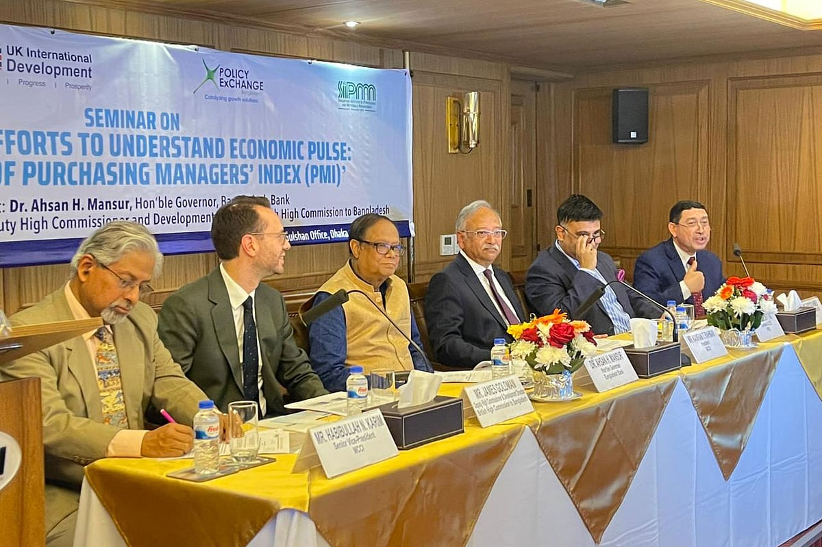 অর্থনীতির গতিপ্রকৃতি নিয়ে মেট্রো চেম্বার ও পলিসি এক্সচেঞ্জ আয়োজিত সেমিনারে উপস্থিত গভর্নর আহসান এইচ মনসুরসহ অন্য অতিথিরা। আজ সোমবার সন্ধ্যায় রাজধানীর গুলশানে মেট্রো চেম্বারের কার্যালয়ে