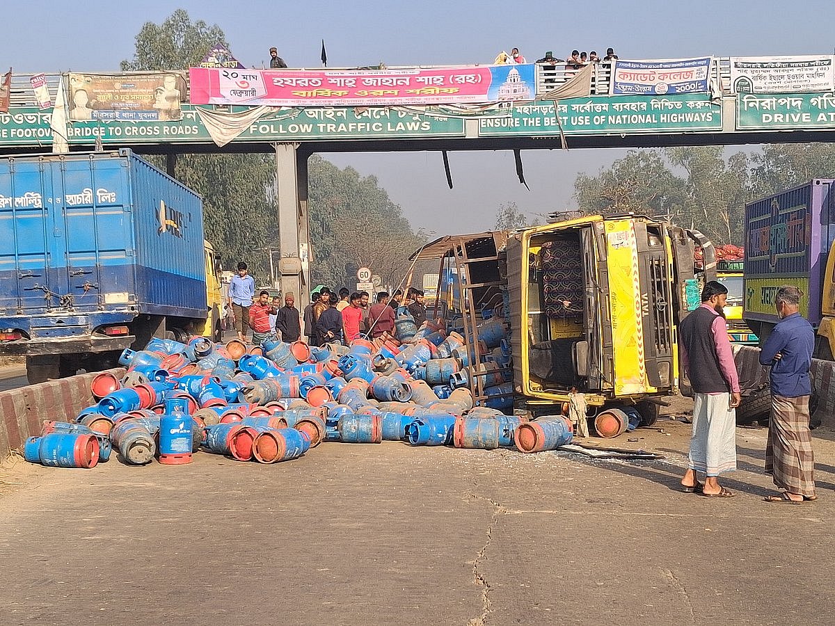 মহাসড়কের ওপর দুমড়েমুচড়ে পড়ে আছে একটি গ্যাস সিলিন্ডার বোঝাই ট্রাক। সেই ট্রাক থেকে ছিটকে পড়া শতাধিক সিলিন্ডার চারদিকে গড়াগড়ি খাচ্ছে। আজ সকালে চট্টগ্রামের মিরসরাইয়ে
