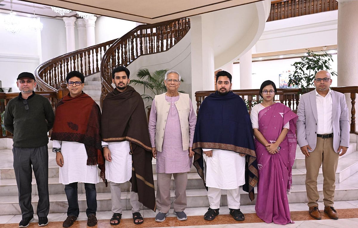 বৈঠকের পর জাতীয় নাগরিক পার্টির (এনসিপি) নেতাদের সঙ্গে ফটোসেশনে প্রধান উপদেষ্টা অধ্যাপক মুহাম্মদ ইউনূস। আজ সোমবার বিকেলে রাষ্ট্রীয় অতিথি ভবন যমুনায়