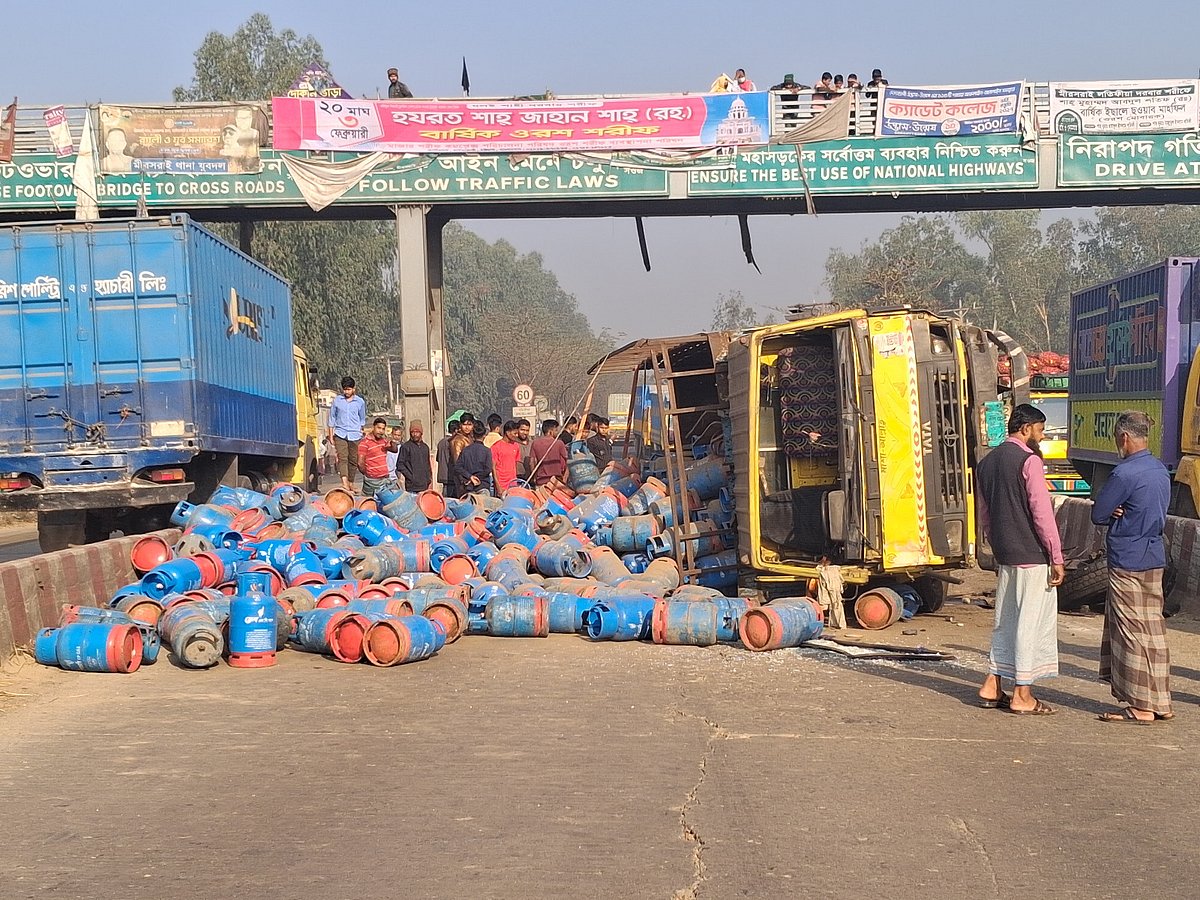 মহাসড়কের ওপর দুমড়েমুচড়ে পড়ে আছে একটি গ্যাস সিলিন্ডার বোঝাই ট্রাক। সেই ট্রাক থেকে ছিটকে পড়া শতাধিক সিলিন্ডার চারদিকে গড়াগড়ি খাচ্ছে। আজ সকালে চট্টগ্রামের মিরসরাইয়ে