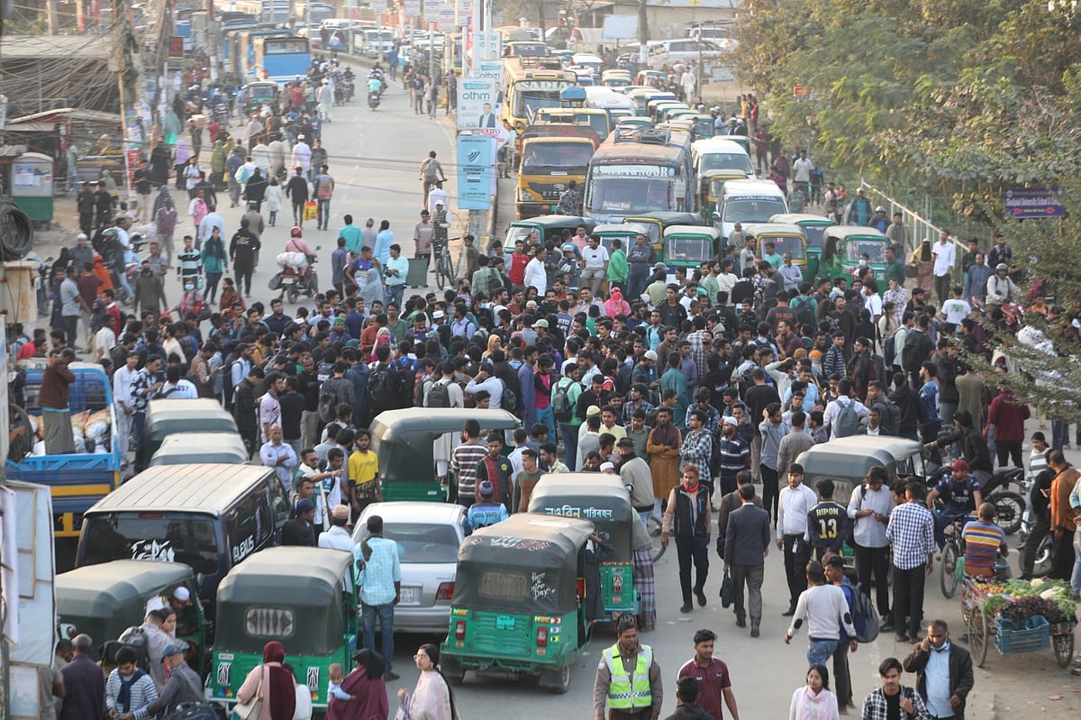 শাকসু ও হল সংসদ নির্বাচন স্থগিতের প্রতিবাদ ও যথাসময়ে নির্বাচনের দাবিতে মহাসড়ক অবরোধ করেন শিক্ষার্থীরা। আজ সোমবার বিকেলে সিলেট-সুনামগঞ্জ আঞ্চলিক মহাসড়কে