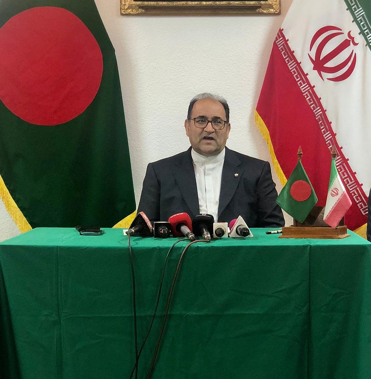 সাংবাদিকদের সঙ্গে মতবিনিময়ে ইরানের রাষ্ট্রদূত জলিল রহিমি জাহনাবাদি। আজ সোমবার ঢাকায় ইরানের দূতাবাসে