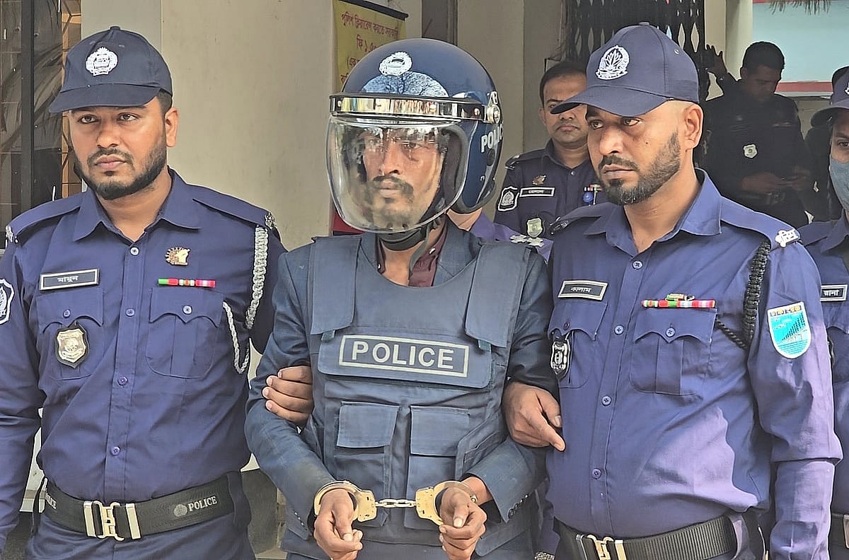 পরিত্যক্ত সাভার পৌর কমিউনিটি সেন্টার থেকে আগুনে পোড়া দুটি মরদেহ উদ্ধারের ঘটনায় গ্রেপ্তার মশিউর রহমান ওরফে সম্রাট