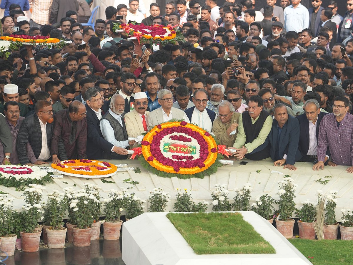বিএনপির প্রতিষ্ঠাতা ও প্রয়াত রাষ্ট্রপতি জিয়াউর রহমানের ৯০তম জন্মবার্ষিকী উপলক্ষে শ্রদ্ধা নিবেদন করেন দলের মহাসচিব মির্জা ফখরুল ইসলাম আলমগীরসহ নেতা–কর্মীরা। রাজধানীর জিয়া উদ্যানে, ১৯ জানুয়ারি ২০২৬