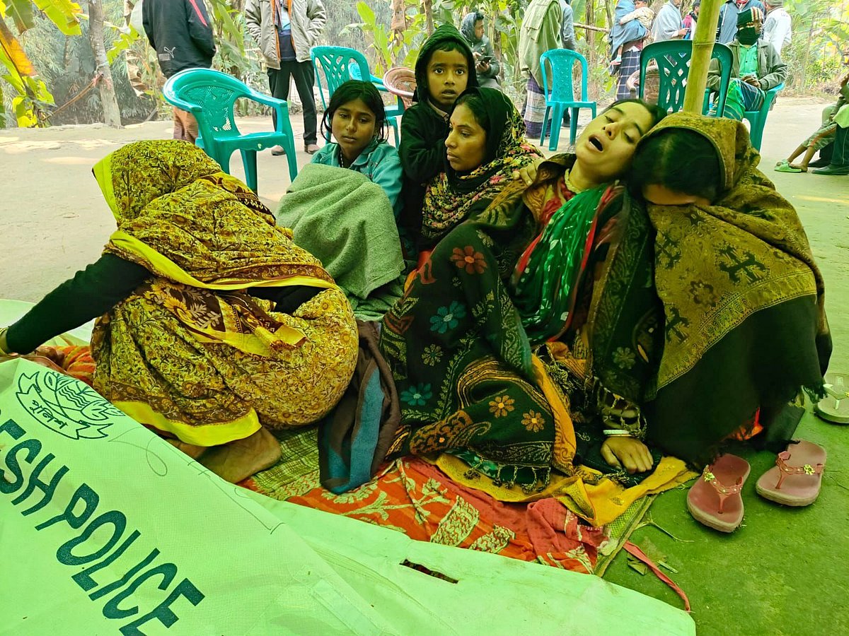 নিহতদের লাশ বাড়িতে পৌঁছানোর পর স্বজনদের আহাজারিতে ভারি হয়ে ওঠে পরিবেশ। আজ সোমবার সকালে গোপালগঞ্জের কোটালীপাড়া উপজেলার পাইকেরবাড়ি এলাকায়