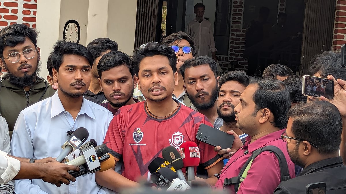 শাকসু নির্বাচনের আপডেট তথ্য জানাতে ব্রিফ করছেন স্বতন্ত্র জিএস প্রার্থী পলাশ বখতিয়ার। মঙ্গলবার দুপুরে