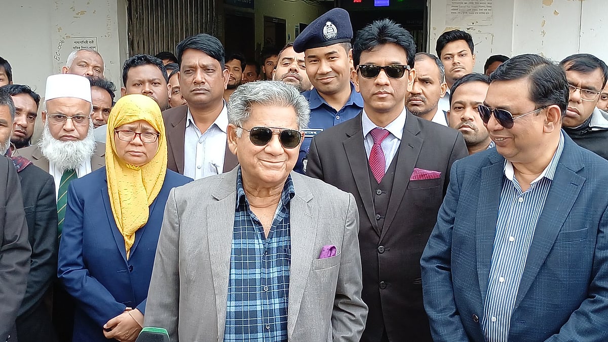 সাংবাদিকদের সঙ্গে কথা বলেন নৌপরিবহন উপদেষ্টা ব্রিগেডিয়ার জেনারেল (অব.) এম সাখাওয়াত হোসেন। আজ মঙ্গলবার বিকেলে পঞ্চগড়ের তেঁতুলিয়া উপজেলার বাংলাবান্ধা স্থলবন্দরের ইমিগ্রেশন চেকপোস্টের সামনে