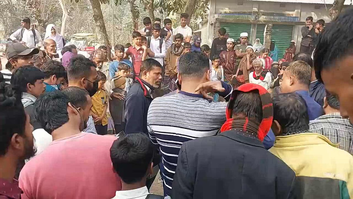 লাশ উদ্ধারের খবর ছড়িয়ে পড়লে স্থানীয় বাসিন্দারা ঘটনাস্থলে জড়ো হতে থাকেন।আজ বেলা ১১টার দিকে নরসিংদীর রায়পুরা উপজেলার মরজাল ইউনিয়নে