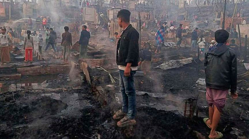 কক্সবাজারের উখিয়ার পালংখালী ইউনিয়নের শফিউল্লাহ কাটা রোহিঙ্গা আশ্রয়শিবিরে আগুনে পুড়ে যায় অন্তত ৫০০ রোহিঙ্গা বসতি। আজ মঙ্গলবার সকালে