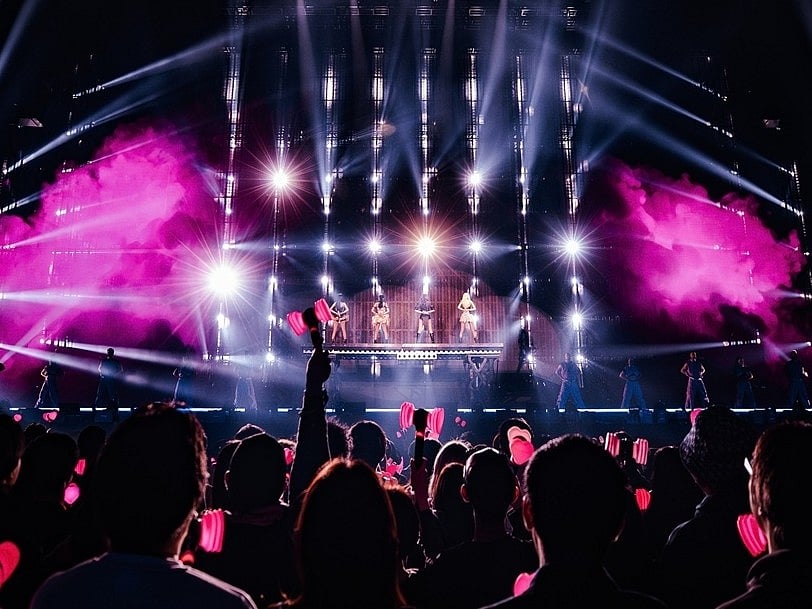 মঞ্চে গাইছে ব্ল্যাকপিংক