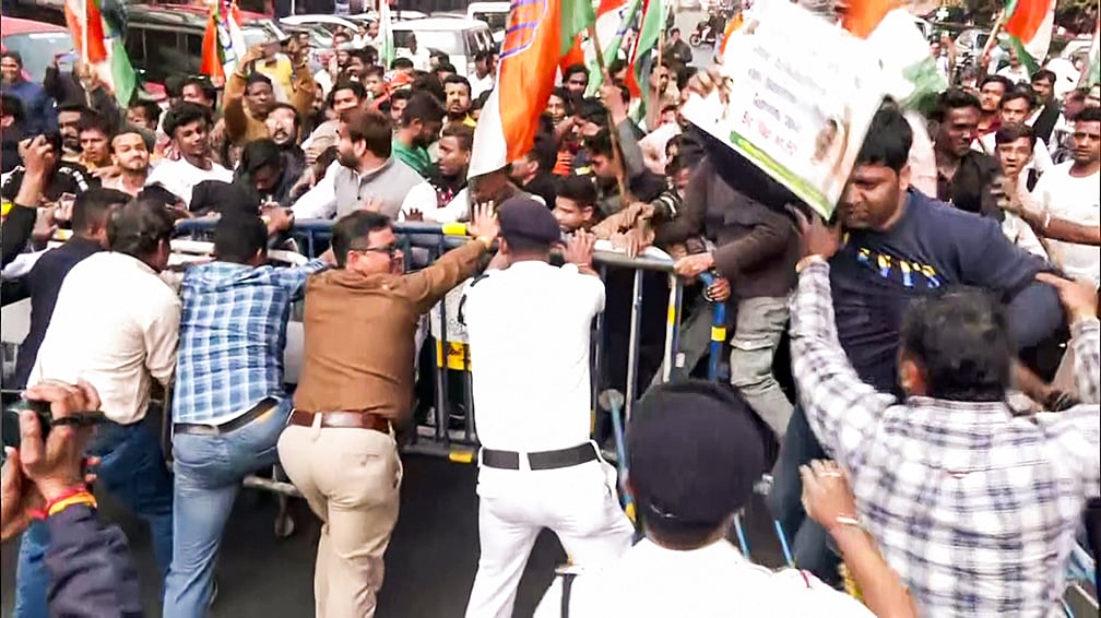 ভারতের পশ্চিমবঙ্গে নির্বাচন কমিশনের বিতর্কিত নিবিড় ভোটার তালিকা সংশোধনের (এসআইআর) বিরুদ্ধে কংগ্রেসের বিক্ষোভ। ২০ জানুয়ারি ২০২৬, কলকাতা