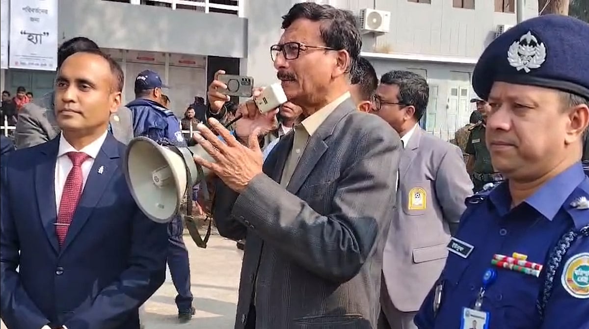 পটুয়াখালীতে গণভোট প্রচারণায় ভোটারদের উদ্দেশে বক্তব্য দিচ্ছেন পররাষ্ট্র উপদেষ্টা তৌহিদ হোসেন। আজ মঙ্গলবার দুপুরে জেলা প্রশাসকের কার্যালয়ের সামনে