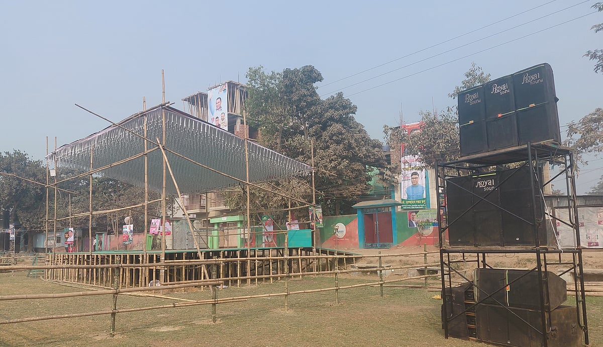 সরাইল উপজেলা সদরের কুট্টাপাড়া খেলার মাঠে জনসভার মঞ্চ তৈরি করা হচ্ছে। আজ মঙ্গলবার সকালে