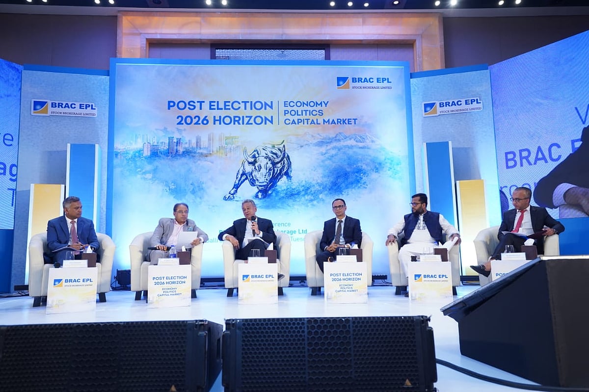 ব্র্যাক ইপিএল স্টক ব্রোকারেজ আয়োজিত নির্বাচন পরবর্তী দেশের অর্থনীতি, রাজনীতি ও পুঁজিবাজার শীর্ষক সেমিনারে উপস্থিত আমন্ত্রিত অতিথিরা। গতকাল রাজধানীর বনানীর শেরাটন হোটেলে