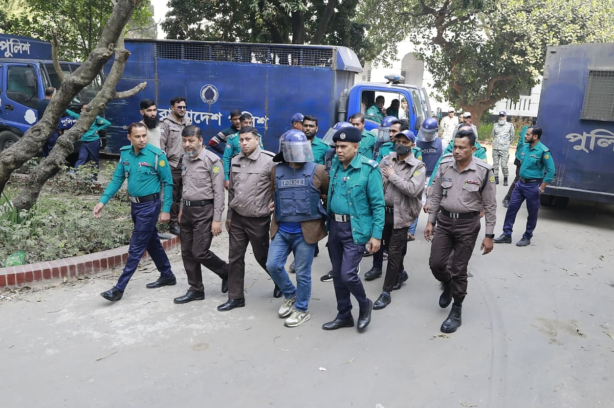 আন্তর্জাতিক অপরাধ ট্রাইব্যুনালে আসামিদের কড়া নিরাপত্তায় নেওয়া হয়। আজ মঙ্গলবার সকালে