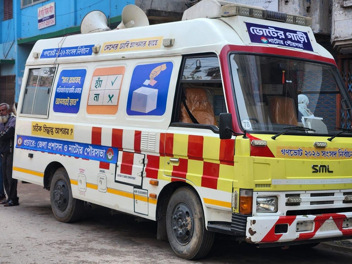 নাটোর পৌরসভার আইসিইউ অ্যাম্বুলেন্সকে ‘ভোটের গাড়ি’ বানিয়ে সোমবার দুপুরে শহরে ‘হ্যাঁ’ ভোটের প্রচার চালানো হয়