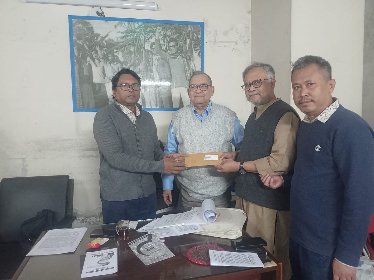 বাংলাদেশের কমিউনিস্ট পার্টির (সিপিবি) কাছে পার্বত্য চুক্তি বাস্তবায়ন আন্দোলনের পক্ষ থেকে চিঠি হস্তান্তর করা হচ্ছে। বিএনপি, জামায়াতসহ বিভিন্ন দলকে চিঠি দিয়েছে এই সংগঠন