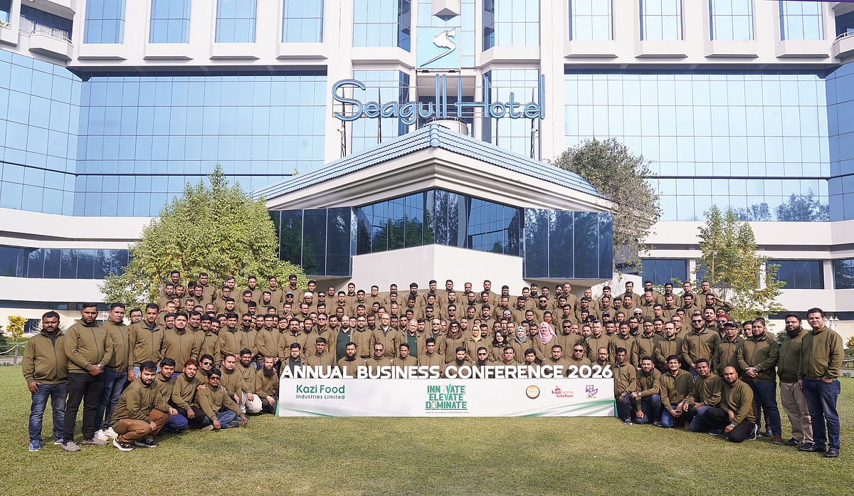 কাজী ফুড ইন্ডাস্ট্রিজ লিমিটেডের ‘বার্ষিক ব্যবসায়িক সম্মেলন ২০২৬’–এ প্রতিষ্ঠানটির ঊর্ধ্বতন কর্মকর্তারা ও সারা দেশের বিক্রয় কর্মকর্তারা উপস্থিত ছিলেন