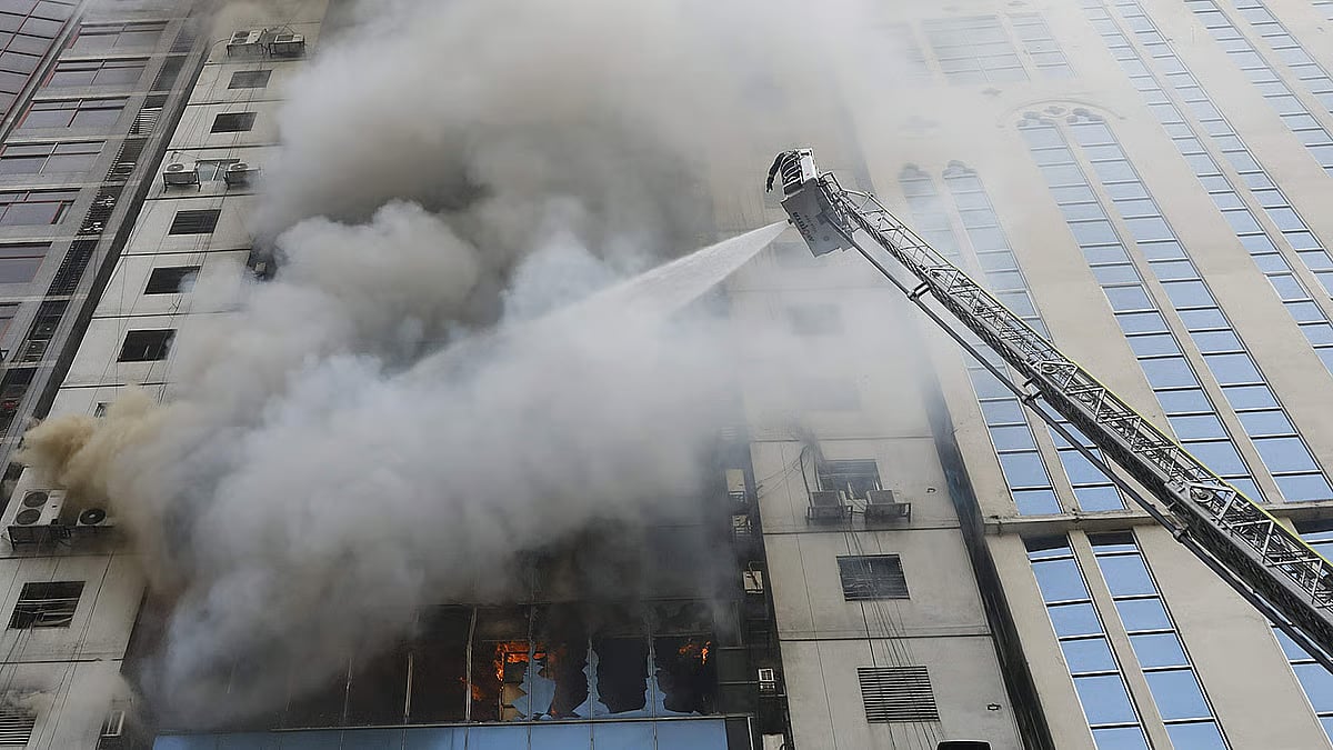 অগ্নিকাণ্ডে ধোঁয়ার মোকাবিলা করতে না পেরে অনেকেই মারা যান