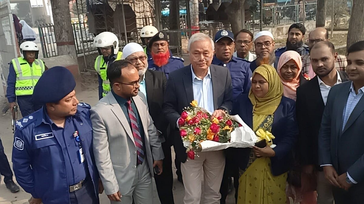 আজ মঙ্গলবার মাগুরা জেলা অডিটরিয়ামে মতবিনিময় সভার আগে পার্বত্য চট্টগ্রামবিষয়ক উপদেষ্টা সুপ্রদীপ চাকমাকে ফুল দিয়ে স্বাগত জানানো হয়