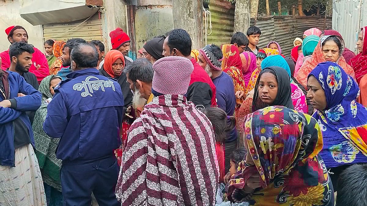 লাশ উদ্ধারের খবরে ভিড় করেন স্থানীয় বাসিন্দারা। আজ সকালে ঝালকাঠি পৌরসভার খেয়াঘাট–সংলগ্ন নতুন চর এলাকায়