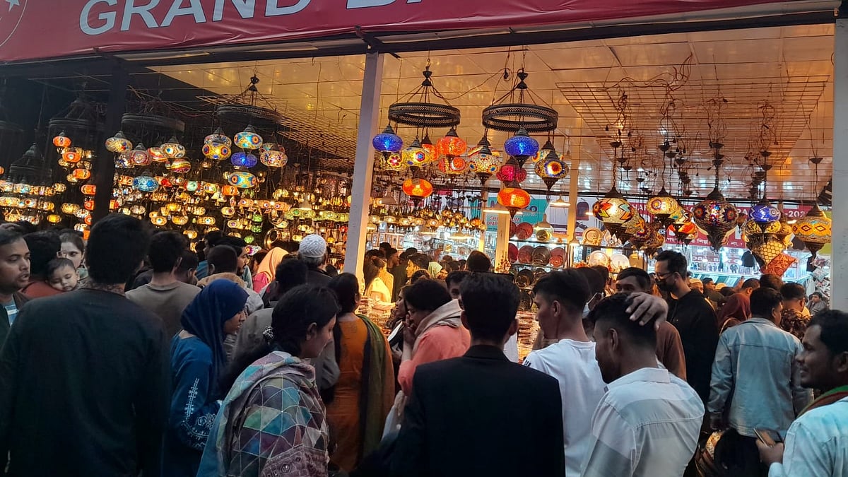 ঢাকা আন্তর্জাতিক বাণিজ্য মেলার ৩০তম আসরে উপচে পড়া ভিড়