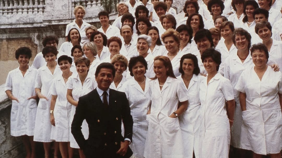 ভ্যালেন্তিনো ব্র্যান্ডের একদল দক্ষ কর্মীর সঙ্গে বিখ্যাত ডিজাইনার ভ্যালেন্তিনো গারাভানি