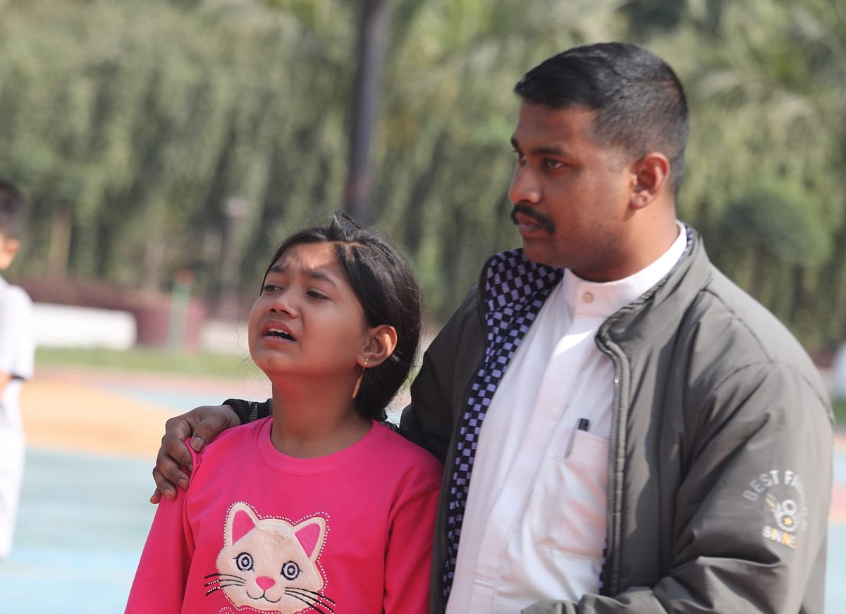 র‍্যাবের র‍্যাবের উপসহকারী পরিচালক-ডিএডি (নায়েব সুবেদার) মো. মোতালেব হোসেনের ছোট মেয়ে সিদরাতুল মুনতাহা কান্না থামাতে পারছিল না। আজ দুপুরে চট্টগ্রামের পতেঙ্গায় র‍্যাব ৭ এর কার্যালয়ে