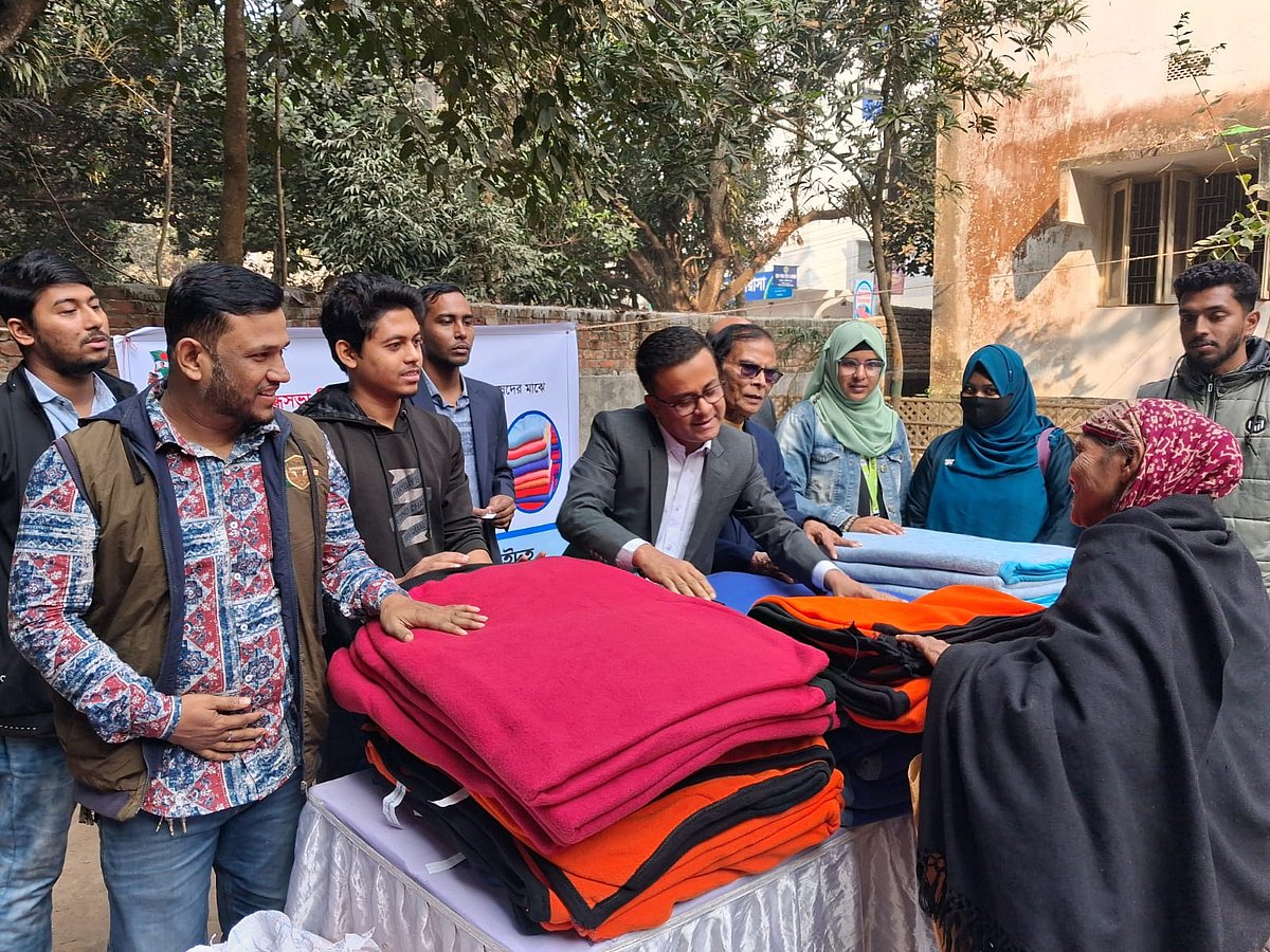 ঝিনাইদহে আজ বুধবার সকালে প্রথম আলো ট্রাস্টের উদ্যোগে শীতার্তদের মধ্যে কম্বল বিতরণ করা হয়