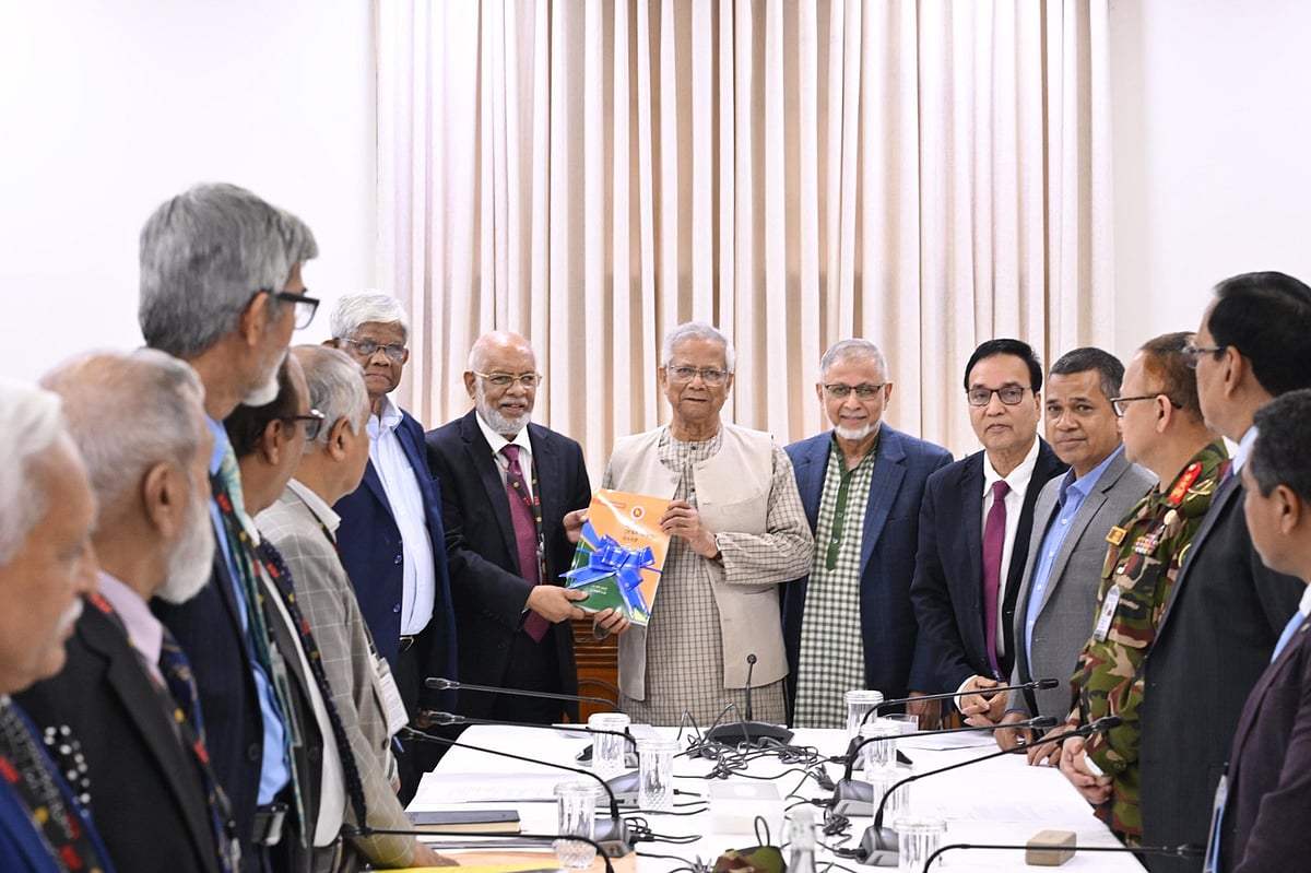 সাবেক অর্থসচিব জাকির আহমেদ খানের নেতৃত্বাধীন ২৩ সদস্যের বেতন কমিশন আজ বুধবার প্রধান উপদেষ্টা অধ্যাপক মুহাম্মদ ইউনূসের কাছে রাষ্ট্রীয় অতিথি ভবন যমুনায় বেতন কমিশনের প্রতিবেদন জমা দেয়