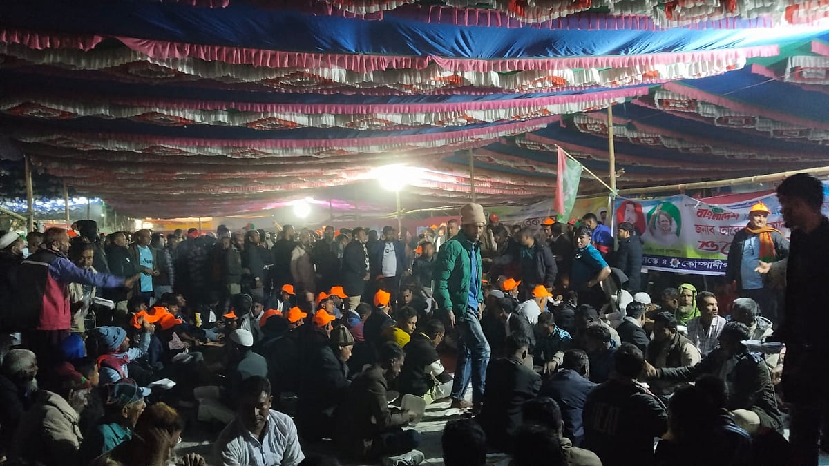 সিলেট নগরের সরকারি আলিয়া মাদ্রাসা মাঠে রাত পোহালেই বিএনপির প্রথম নির্বাচনী জনসভা। তাই রাতেই মাঠে জড়ো হয়েছেন হাজারো নেতা-কর্মী। বুধবার দিবাগত রাত একটায় তোলা
