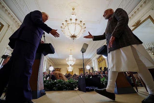 যুক্তরাষ্ট্রের প্রেসিডেন্ট ডোনাল্ড ট্রাম্প (বাঁয়ে) ও ভারতের প্রধানমন্ত্রী নরেন্দ্র মোদি। হোয়াইট হাউসে যৌথ সংবাদ সম্মেলনে অংশগ্রহণের সময়, ১৩ ফেব্রুয়ারি ২০২৫