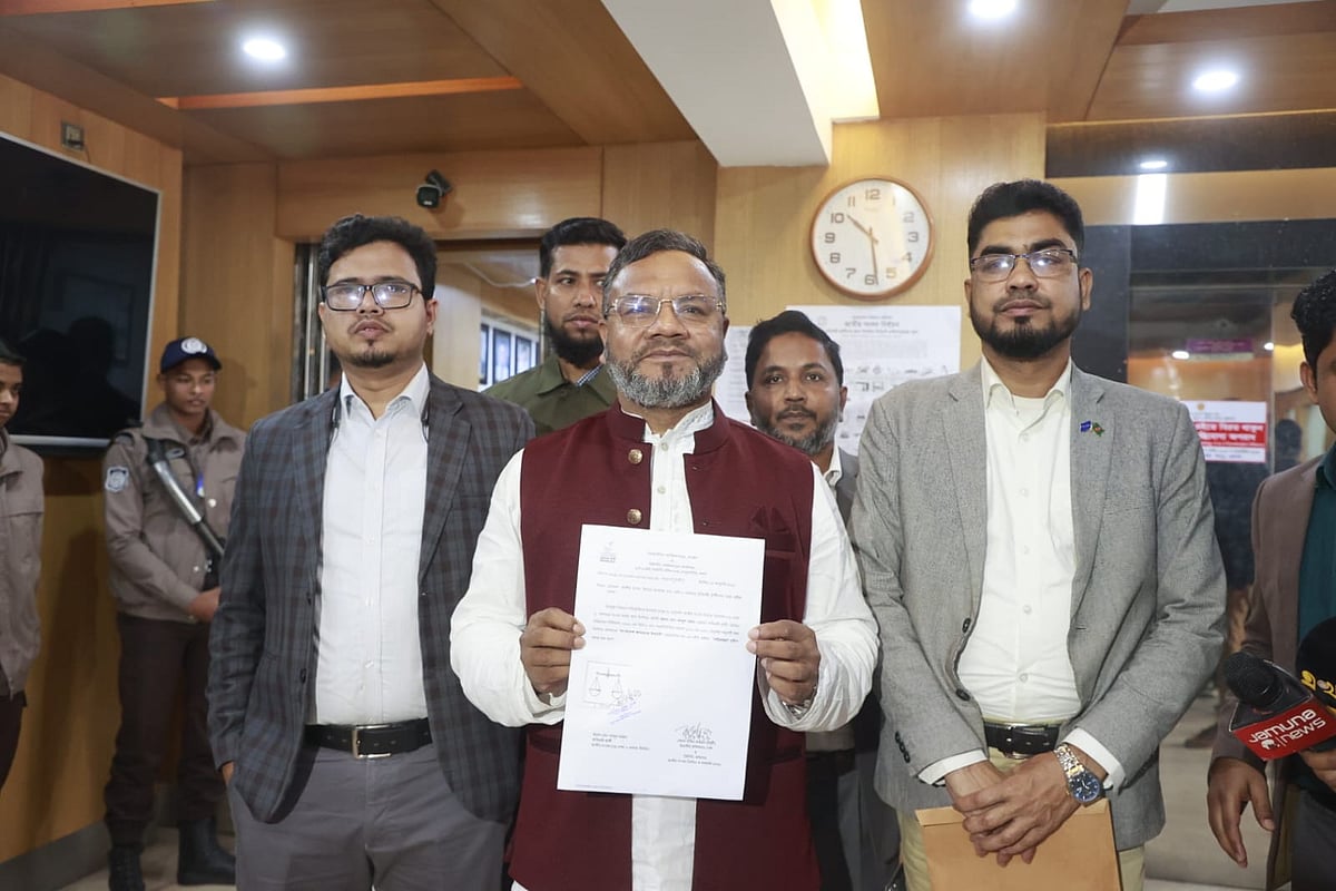 ঢাকা–৬ আসনের জামায়াত মনোনীত প্রার্থী আবদুল মান্নান। আজ বুধবার দুপুরে ঢাকা বিভাগীয় কমিশনারের কার্যালয়ে