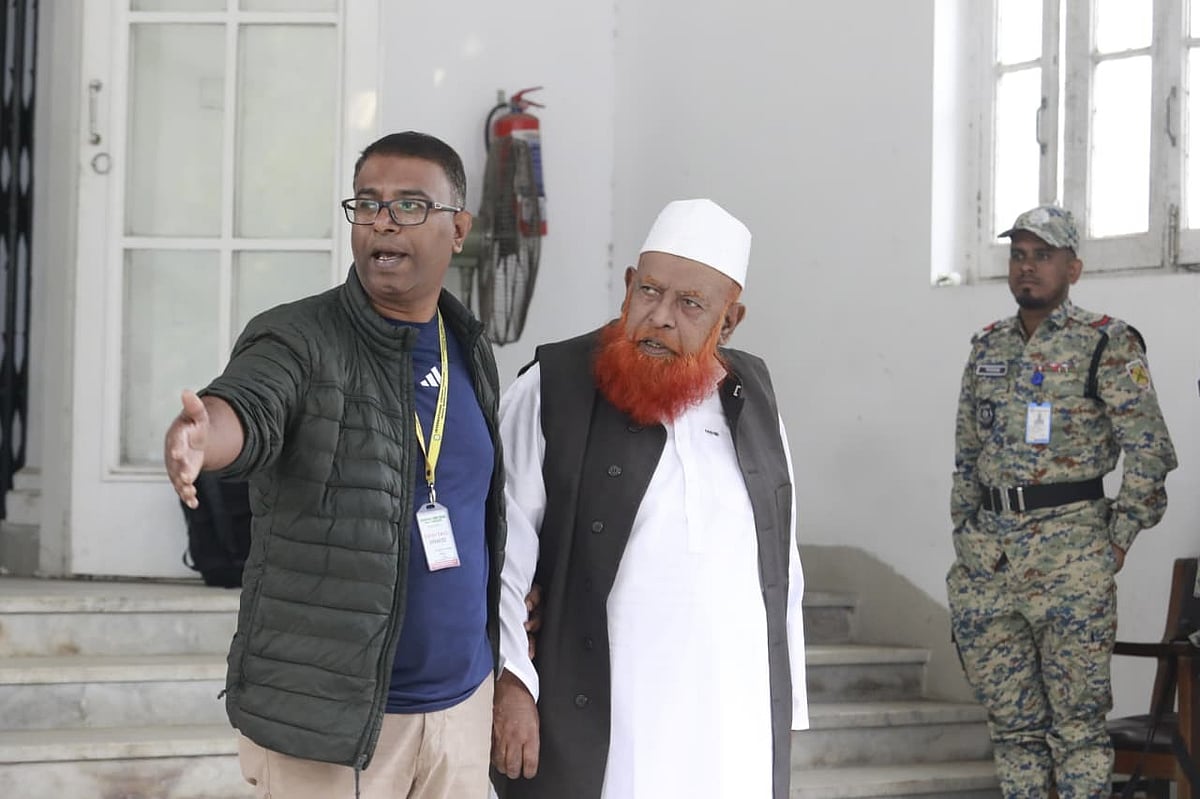 একাত্তরে মানবতাবিরোধী অপরাধের দায়ে মৃত্যুদণ্ডে দণ্ডিত মাওলানা আবুল কালাম আযাদ আজ বুধবার আন্তর্জাতিক অপরাধ ট্রাইব্যুনালে আত্মসমর্পণ করেন