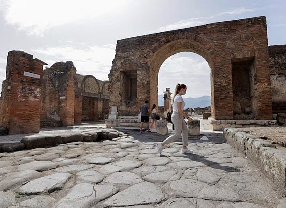 রোমান সাম্রাজ্যের পম্পেই নগরীজুড়ে রয়েছে প্রাচীন সভ্যতার বিভিন্ন নিদর্শন