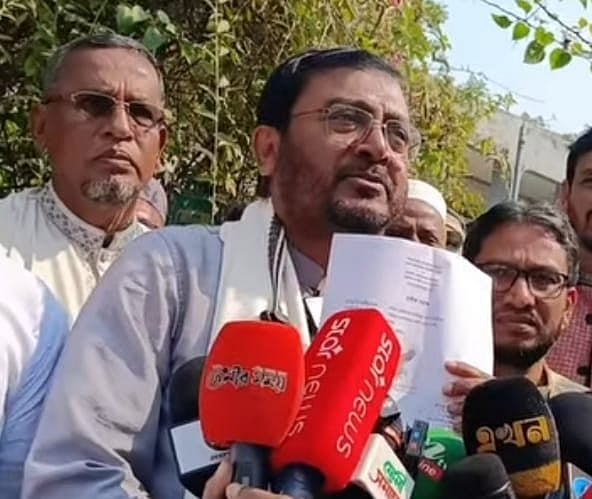 ফেনীতে প্রতীক বরাদ্দ পেয়ে গণমাধ্যমের সঙ্গে কথা বলছেন ১০ দলীয় নির্বাচনী ঐক্যের প্রার্থী মজিবুর রহমান মঞ্জু