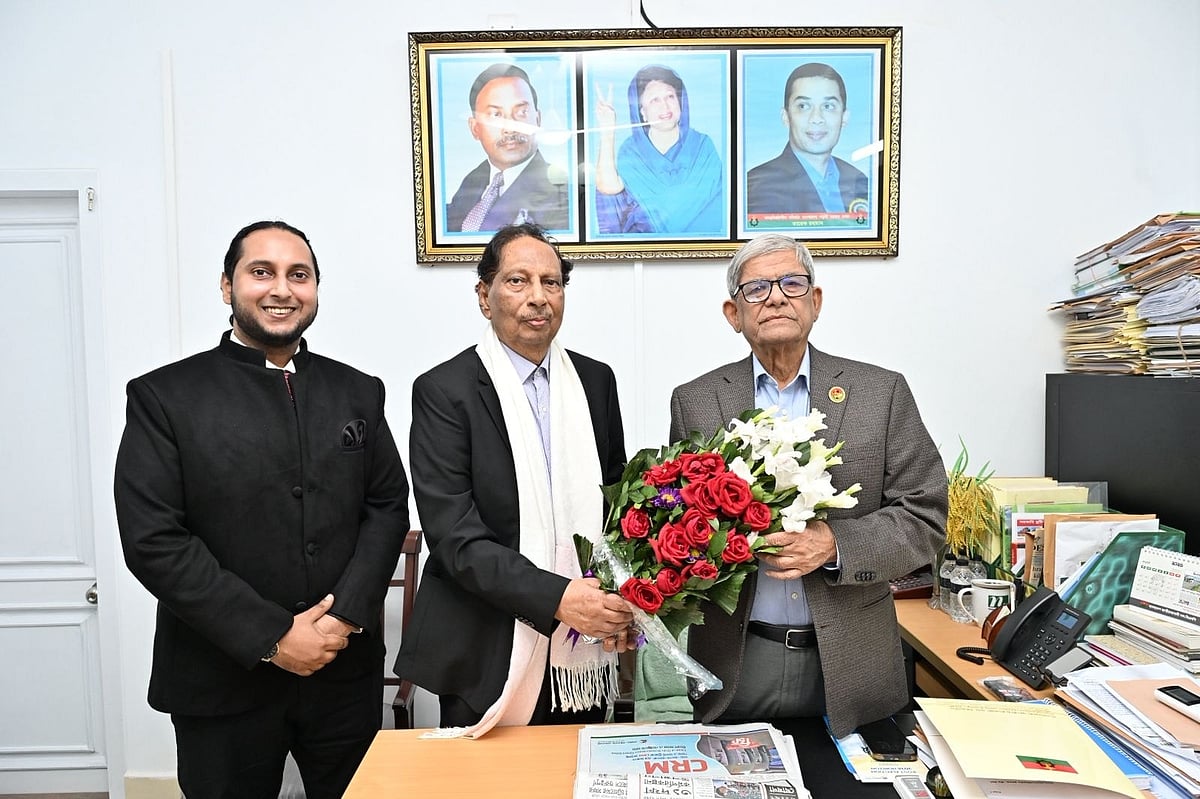 আবু সাইয়িদ আজ বুধবার বিএনপি মহাসচিব মির্জা ফখরুল ইসলাম আলমগীরের হাতে ফুলের তোড়া দিয়ে দলটিতে যোগ দেন