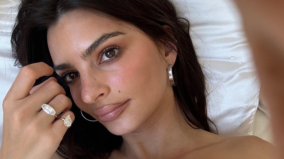 মার্কিন মডেল ও অভিনেত্রী এমিলি রাতাজকাউস্কির আঙুলে ডিভোর্স রিং
