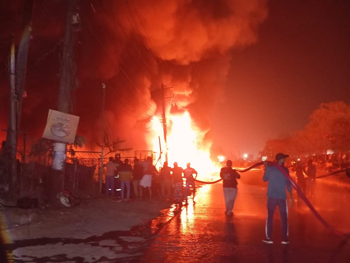 চট্টগ্রামের সীতাকুণ্ডের ভাটিয়ারী ইউনিয়নের সোনারগাঁও ফিলিং স্টেশন এলাকায় স্ক্র্যাপ জাহাজের মালামাল বিক্রির দোকানে অগ্নিকাণ্ড। আজ রাতে
