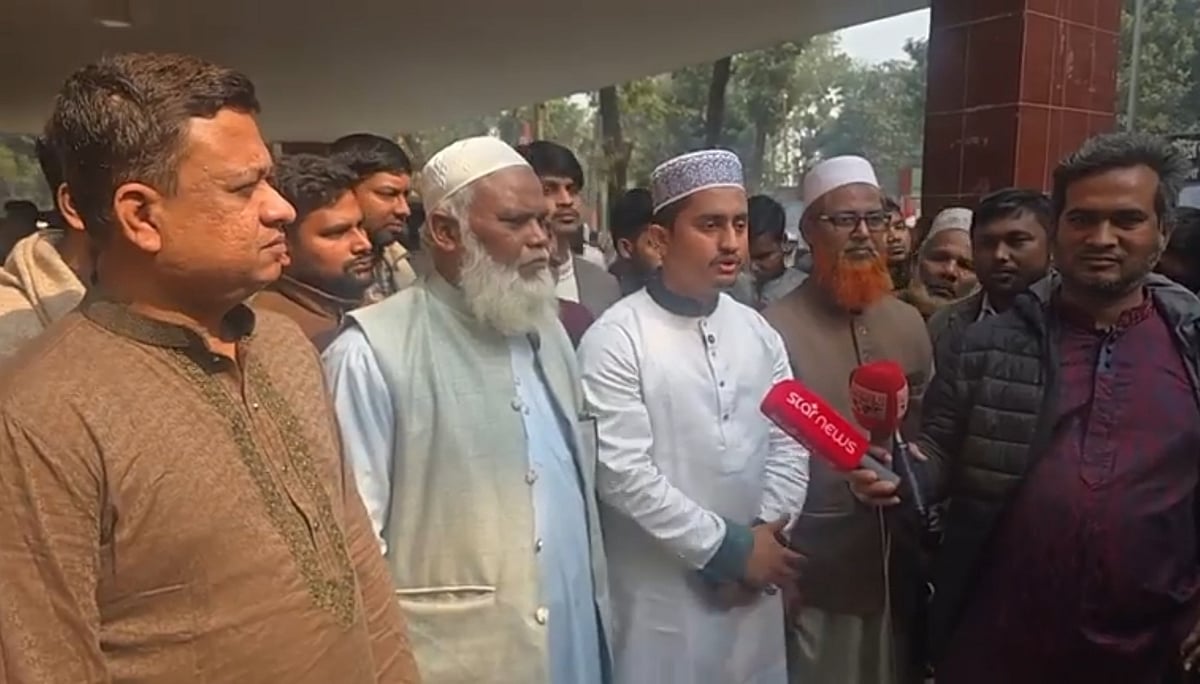 পঞ্চগড়ে রিটার্নিং কর্মকর্তার কাছ থেকে নির্বাচনের প্রতীক বরাদ্দ পাওয়ার পর সাংবাদিকদের সঙ্গে কথা বলেন সারজিস আলম। বুধবার দুপুরে জেলা প্রশাসকের কার্যালয়ের সামনে