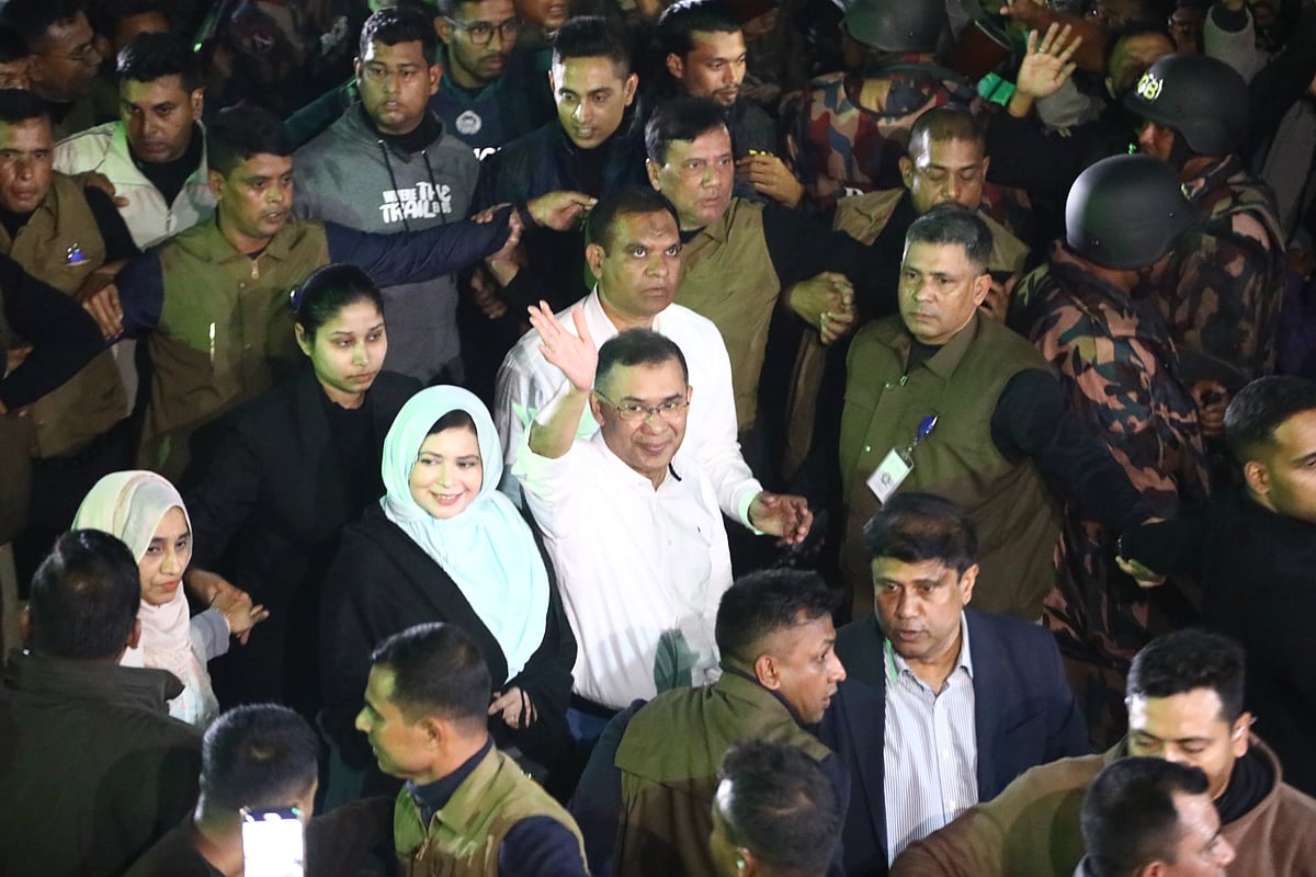 সিলেট হজরত শাহজালাল (রহ.) মাজার সড়কে অবস্থানরত নেতা-কর্মী ও সাধারণ মানুষকে হাত নেড়ে শুভেচ্ছা জানান তারেক রহমান। বুধবার রাতে