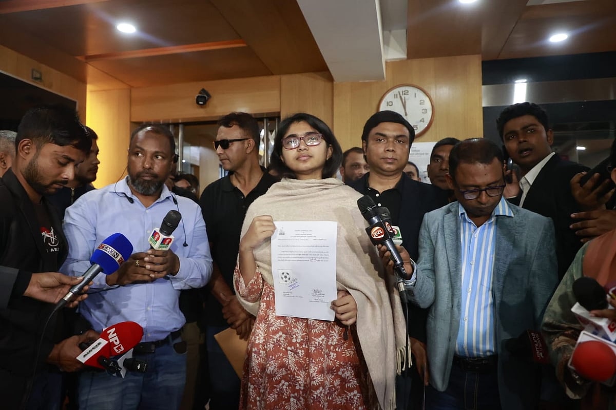 ঢাকা-৯ আসনের স্বতন্ত্র প্রার্থী তাসনিম জারা। আজ বুধবার ফুটবল প্রতীক পাওয়ার পর