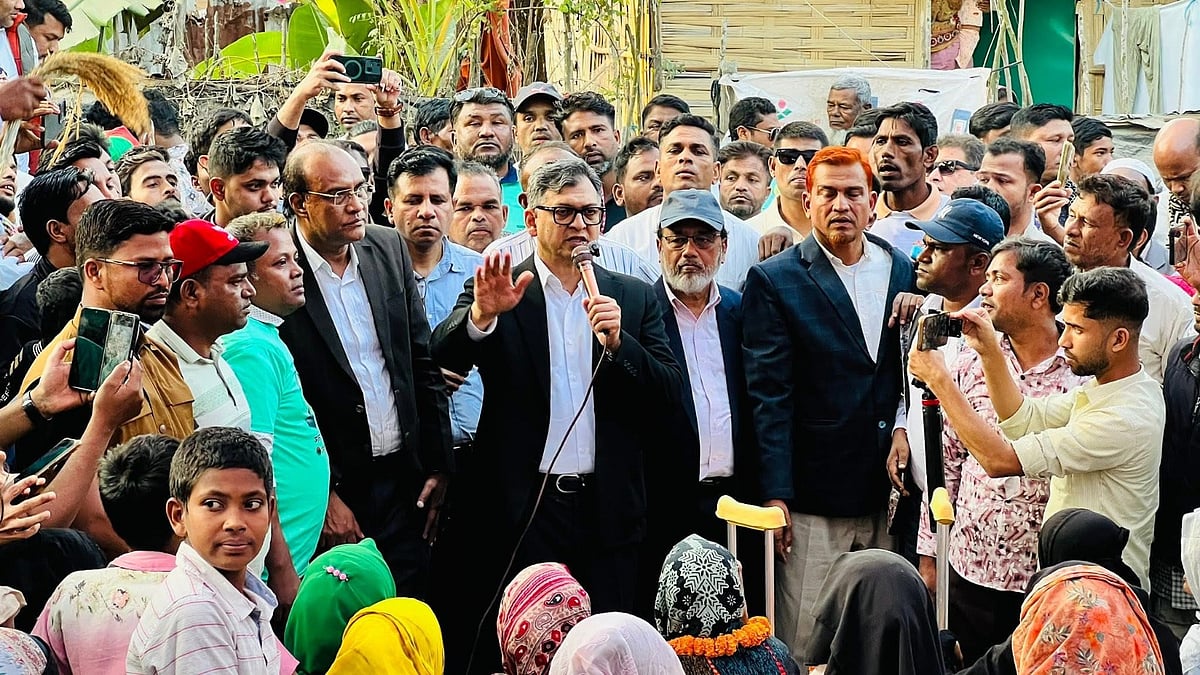 কক্সবাজারের চকরিয়া উপজেলার বিভিন্ন এলাকায় নির্বাচনী প্রচারণা চালান বিএনপির স্থায়ী কমিটির সদস্য সালাহউদ্দিন আহমদ। আজ  দুপুরে