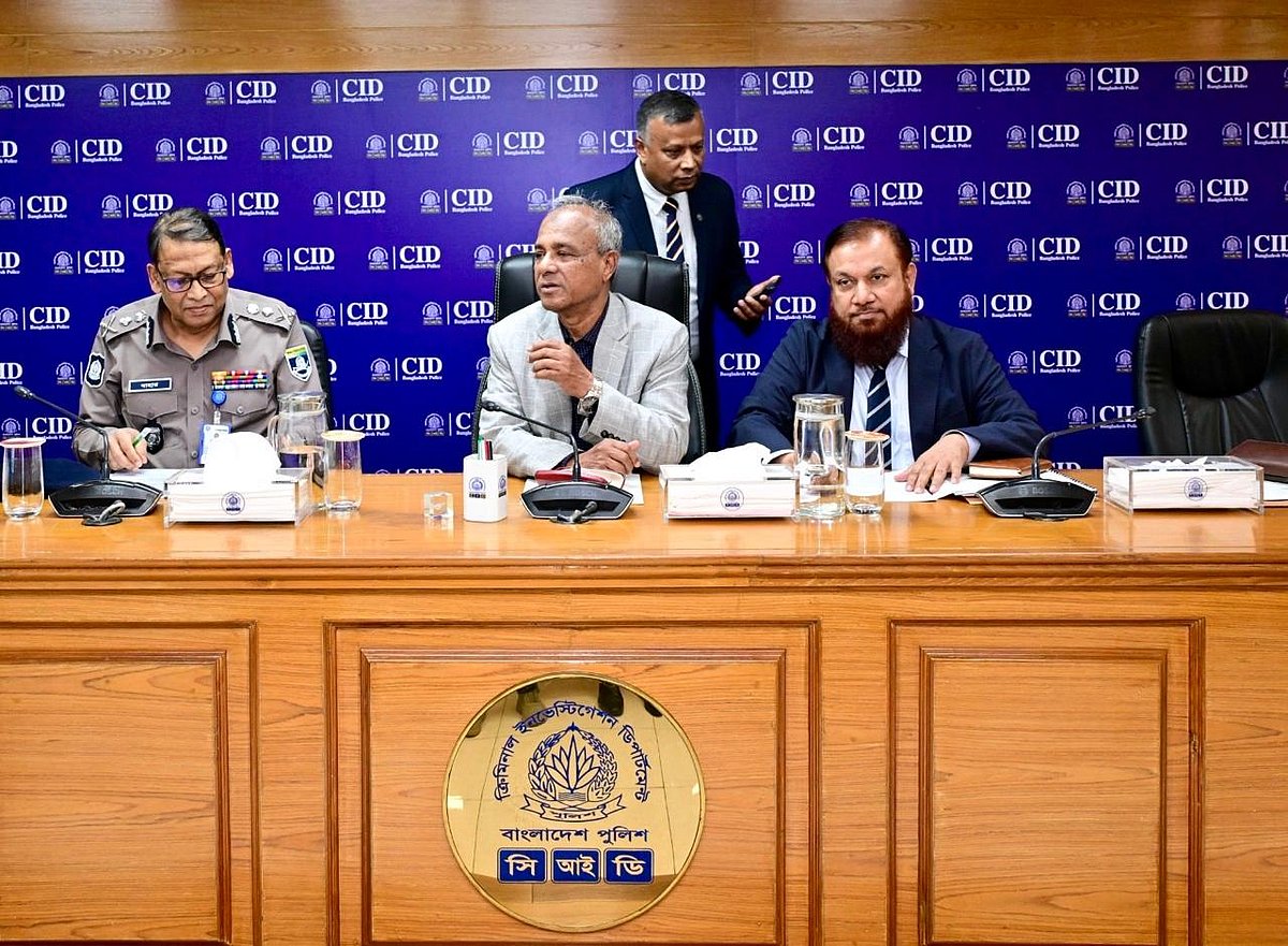 সিআইডি সদর দপ্তরে আজ বৃহস্পতিবার ত্রৈমাসিক অপরাধ পর্যালোচনা ও মতবিনিময় সভায় স্বরাষ্ট্র উপদেষ্টা লেফটেন্যান্ট জেনারেল (অব.) মো. জাহাঙ্গীর আলম চৌধুরী