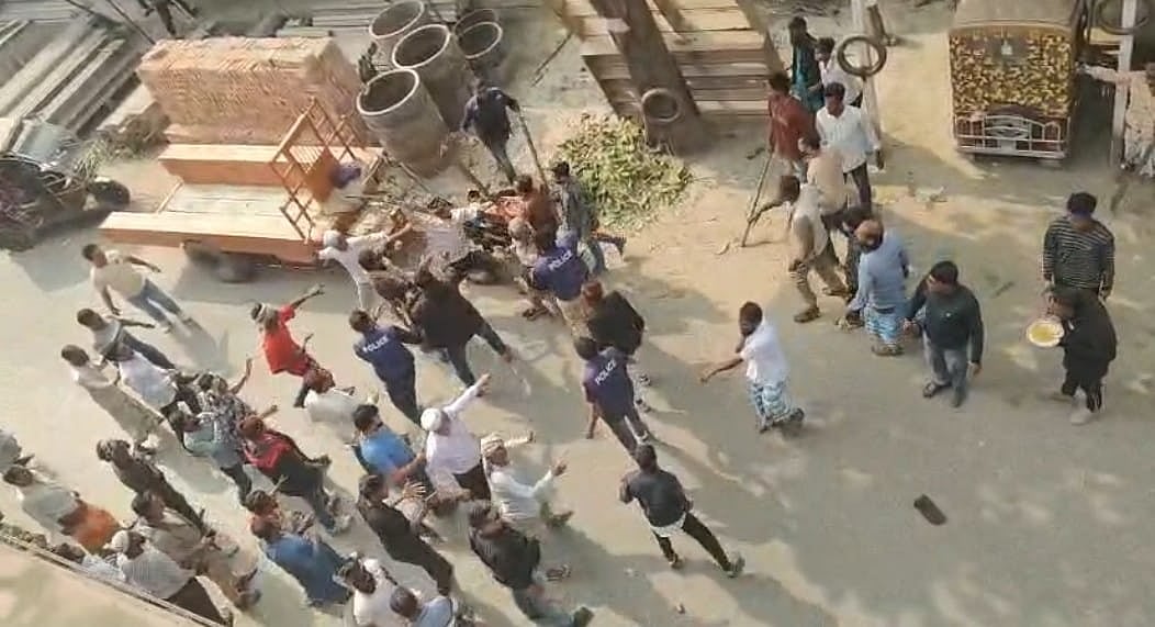 টঙ্গিবাড়ীতে বিএনপির দুই পক্ষের মধ্যে সংঘর্ষ ও উত্তেজনা। আজ বৃহস্পতিবার উপজেলার কামারখাড়া বাজারে