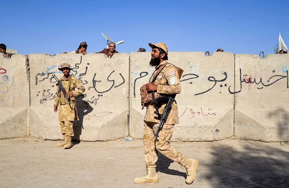পাক–আফগান সীমান্তে তালেবান নিরাপত্তা বাহিনীর অবস্থান। কান্দাহার প্রদেশ, ১২ অক্টোবর ২০২৫।
